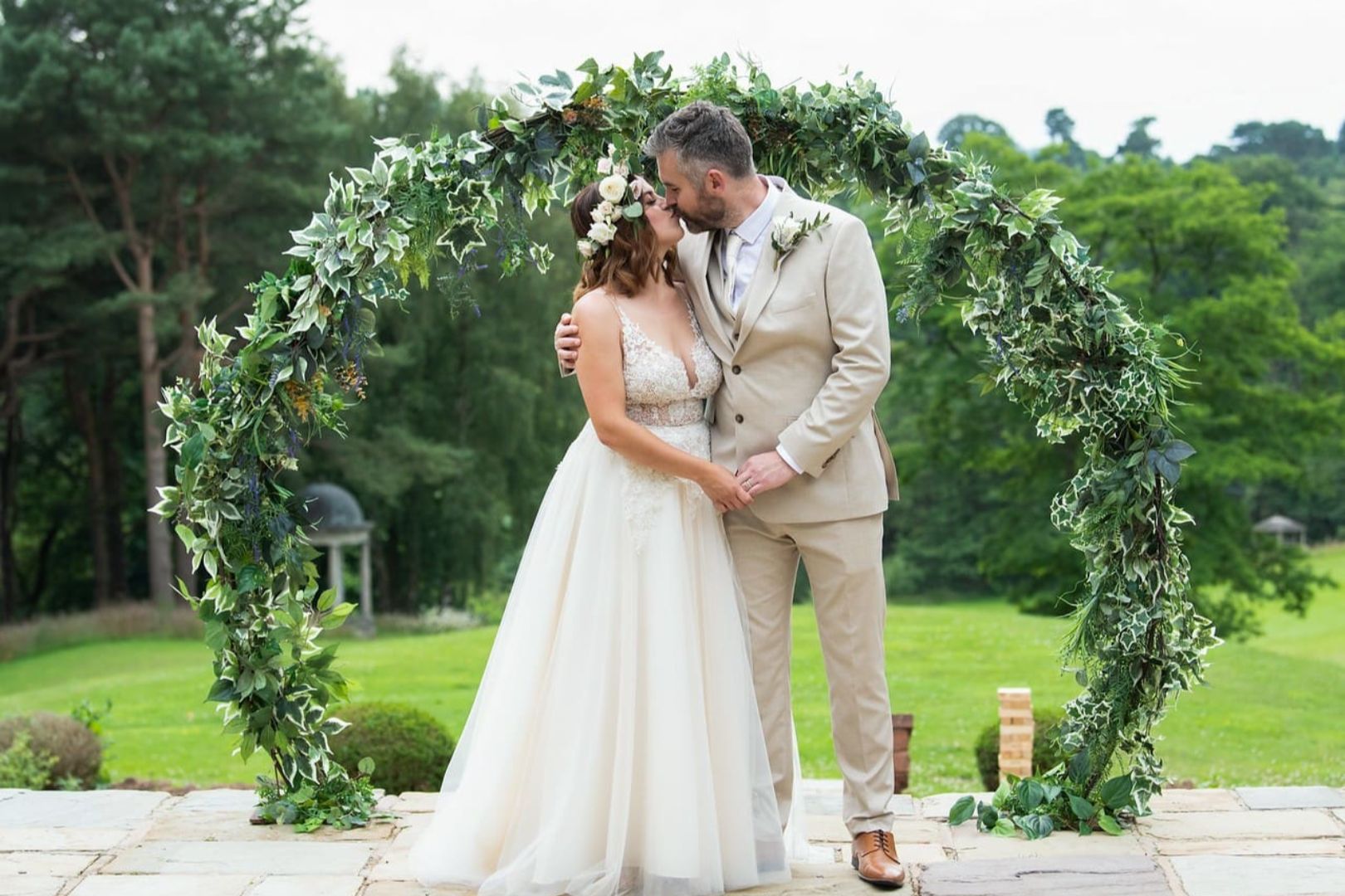 Bride And Groom Kiss Terrace Arch Background – Richardmilnes